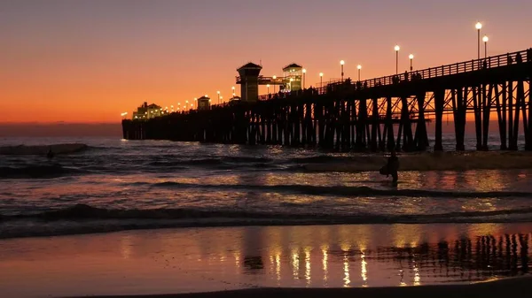 カリフォルニア州オーシャンサイド2020年2月16日 夕方のサーファーシルエット 太平洋のビーチ 波と日没 熱帯海岸線 ウォーターフロントの休暇リゾート スポーツ趣味でサーフィンを楽しむ — ストック写真