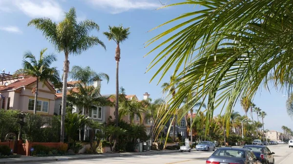 カリフォルニア州オーシャンサイド 2020年1月27日 典型的な郊外の通り 列の別の家 一般的なアメリカの家 建物のファサード タウンハウスの外観のアーキテクチャ 住宅地不動産 — ストック写真