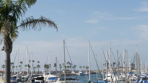 カリフォルニア州オーシャンサイド 2020年1月27日 ウォーターフロント港の漁師村 豪華なヨット帆船が浮かぶ マリーナ港の埠頭 帆船マスト 停泊中又は停泊中の船舶 — ストック写真