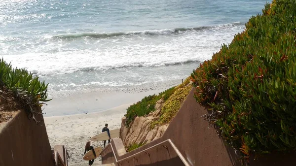 Carlsbad California Feb 2020 Surfers Met Surfplanken Trappen Man Vrouw — Stockfoto