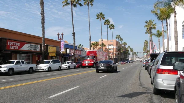 美国加利福尼亚州海洋边 2020年2月20日 可口可乐卡车 红色卡车在太平洋海岸1号高速公路上 历史性路线101 棕榈树在街上 大路在海上 洛杉矶附近的科科拉大篷车 — 图库照片