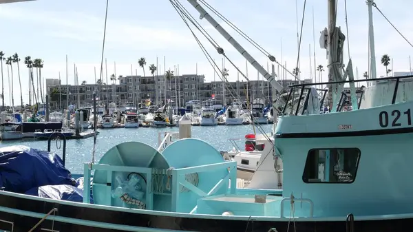 カリフォルニア州オーシャンサイド2020年2月26日 漁師のボートやヨット 太平洋沿岸のマリーナ 海の海岸と港の村 漁業のための青い漁船 ベイで静かに — ストック写真