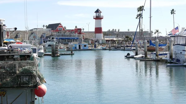 カリフォルニア州オーシャンサイド2020年2月26日 漁師のボートやヨット 太平洋沿岸のマリーナ 海の海岸と港の村 漁業における漁業のための航海船 灯台灯台 — ストック写真