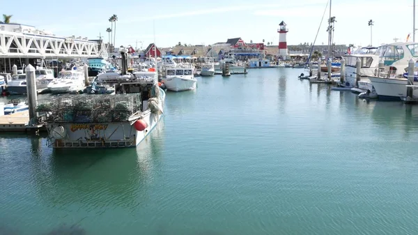 カリフォルニア州オーシャンサイド2020年2月26日 漁師のボートやヨット 太平洋沿岸のマリーナ 海の海岸と港の村 漁業における漁業のための航海船 灯台灯台 — ストック写真