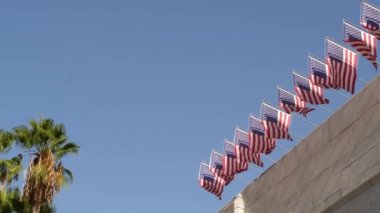 Amerikan bayrakları, Los Angeles Belediye Binası, Kaliforniya ABD. Palmiyeler ve Star Spangled Pankartlar, Yıldızlar ve Çizgiler. Vatanseverlik atmosferi, belediye şehir merkezi. Federal hükümet otoritesi ve demokrasisi