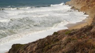 Okyanus dalgaları ve kayalar, Monterey, Kuzey Kaliforniya, ABD. Big Sur 'a 17 mil mesafede, Pasifik Sahil Otobanı' ndaki sahil golf turistik tesisi. Çakıl Sahili 'nin su ve deniz esintisi. Yolculuk