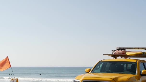 Sarı cankurtaran arabası, Ocean Beach California USA. Kurtarma kamyonu, cankurtaran aracı.. — Stok video