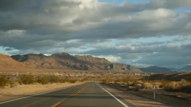 Road trip, voiture de Death Valley à Las Vegas, Nevada États-Unis. Voyage en auto-stop en Amérique. Voyage sur l'autoroute, atmosphère dramatique, montagne du coucher du soleil et désert de Mojave sauvage. Vue de la voiture — Video