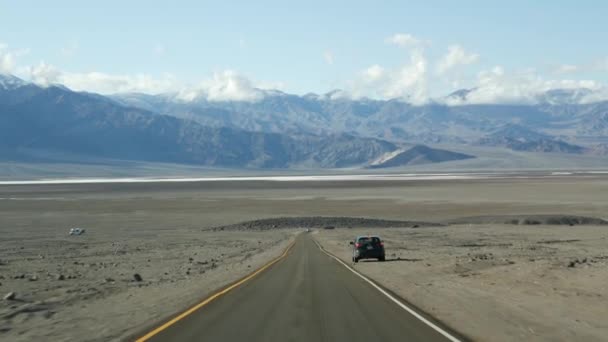 Wycieczka do Doliny Śmierci, Artists Palette Drive, Kalifornia USA. Autobus autostopem podróżujący po Ameryce. Autostrada, kolorowe gołe góry i suchy klimat. Widok z samochodu. Podróż do Nevady — Wideo stockowe