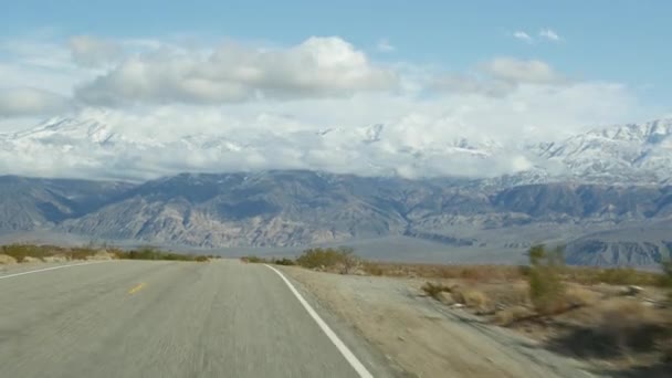 Výlet do Death Valley, jízda autem v Kalifornii, USA. Stopování v Americe. Dálnice, hory a suchá poušť, suché podnebí divočiny. Cestující POV z auta. Cesta do Nevady