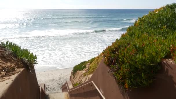 Trappen, toegang tot het strand in Californië USA. Kusttrap, stille oceaan. Zonnige dag, lege trap. — Stockvideo