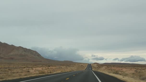 Road trip till Grand Canyon, Arizona USA, bilkörning från Utah. Väg 89. Liftar i Amerika, lokal resa, vilda västern lugn atmosfär indianernas land. Highway view thru bil vindruta — Stockvideo