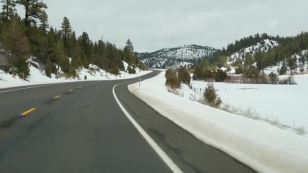 Road trip aux États-Unis de Zion à Bryce Canyon, en voiture dans l'Utah. Voyage en auto-stop en Amérique, Route 89 vers la forêt de Dixie. Voyage local d'hiver, atmosphère calme et montagnes de neige. Vue de la voiture — Video