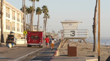 Acil tıbbi servis aracı. İtfaiye ambulans arabası. California ABD 'de sağlık görevlileri.