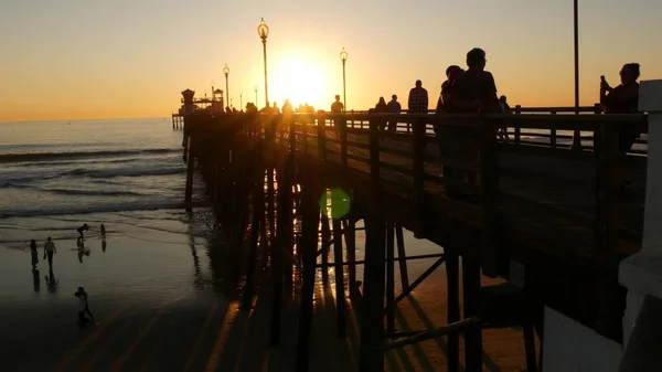 Fa móló és az emberek sétálnak. Turisták sétálnak a vízparti üdülőhelyen. Oceanside, Kalifornia Egyesült Államok. — Stock Fotó