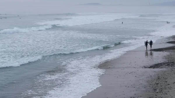 Pessoas andando na praia depois do surf. Surfistas perto de ondas com prancha de surf. Encinitas, Califórnia EUA — Fotografia de Stock