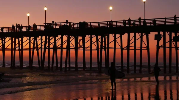 Silhueta surfista, pôr-do-sol pacífico da praia oceânica. As pessoas gostam de surfar. Oceanside, Califórnia EUA — Fotografia de Stock