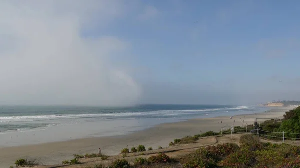 Playa del océano Pacífico. Punto de vista en el parque Seagrove. Del Mar, California, EE.UU. Niebla niebla neblina tiempo. —  Fotos de Stock
