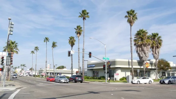 Palm trees on Route 101 highway, pacific coast, Oceanside, California USA. Suburb road intersection. — Stock Photo, Image