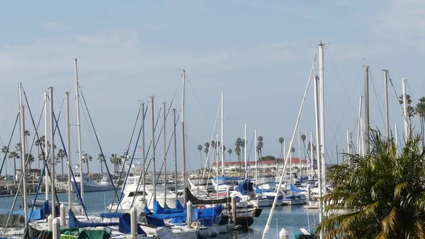 Pueblo puerto, yates veleros en marina. Buques náuticos en puerto marítimo. Oceanside, California EE.UU.. — Foto de Stock