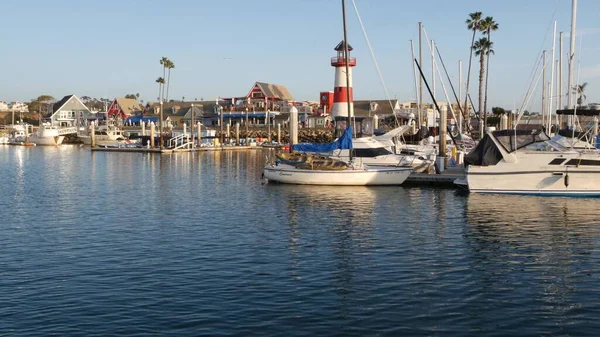 Aldeia portuária, iates veleiros na marina. Navios náuticos no porto marítimo. Oceanside, Califórnia EUA. — Fotografia de Stock