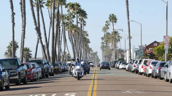 Coches y motociclistas en motocicletas, carretera frente al mar. Playa del océano Pacífico, palmeras. California Estados Unidos —  Fotos de Stock