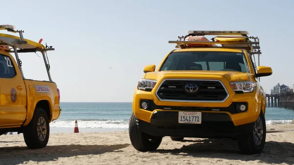 Coche salvavidas amarillo, playa cerca de Los Ángeles. Rescate Toyota recoger camión, salvavidas California EE.UU. — Foto de Stock