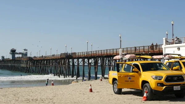 Coche salvavidas amarillo, playa cerca de Los Ángeles. Rescate Toyota recoger camión, salvavidas California EE.UU. — Foto de Stock