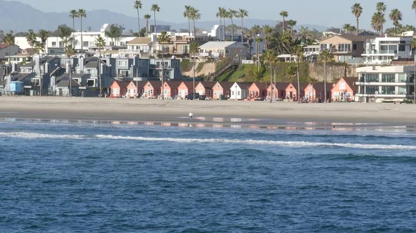 People walking strolling. Pacific ocean, sea water wave. Beachfront vacations resort. California USA — Stock Photo, Image