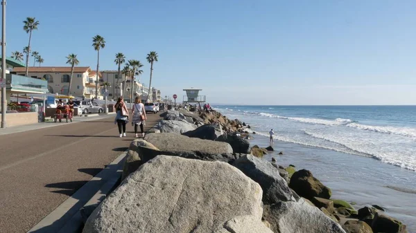 People walking, waterfront promenade beachfront boardwalk. Ocean beach near Los Angeles, California USA — Stock Photo, Image