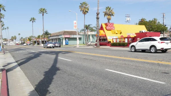 Wienerschnitzel cachorro-quente fast food na costa pacífica rodovia 1, rota histórica 101 na Califórnia EUA. — Fotografia de Stock