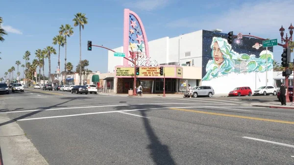 Gwiazda teatru, Pacific Coast Highway 1, historyczna trasa 101. Palmy na ulicy, Kalifornia, USA — Zdjęcie stockowe