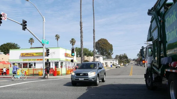 Wienerschnitzel cachorro-quente fast food. Camião do lixo verde no cruzamento da estrada. Califórnia 101 EUA. — Fotografia de Stock