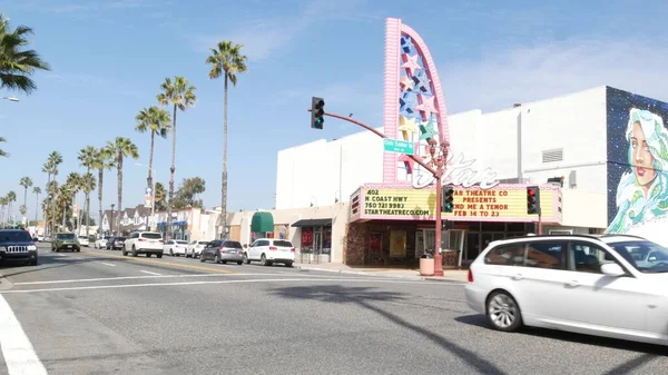 Gwiazda teatru, Pacific Coast Highway 1, historyczna trasa 101. Palmy na ulicy, Kalifornia, USA — Zdjęcie stockowe