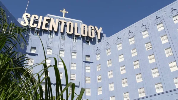 Igreja de Scientology exterior, fachada do edifício azul, logotipo e cruz. Los Angeles Califórnia EUA — Fotografia de Stock