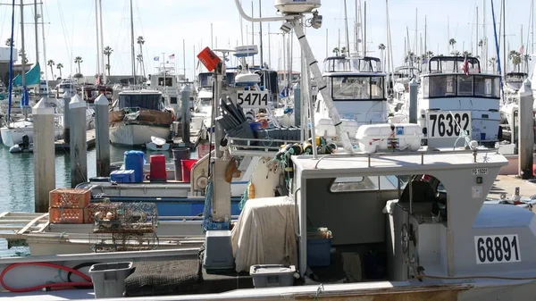 Pueblo portuario, barcos pesqueros y yates. Buques náuticos para la pesca en puerto, industria pesquera. — Foto de Stock