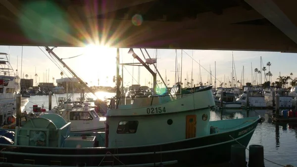 Pueblo portuario, barcos pesqueros y yates. Buques náuticos para la pesca en puerto, industria pesquera. — Foto de Stock