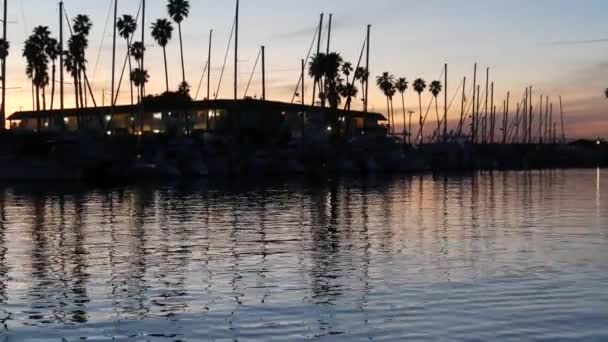 Ιστιοφόρα σκάφη στο λιμάνι της μαρίνας. Η βάρκα πλέει στο λυκόφως. Σκοτάδι στο λιμάνι, Καλιφόρνια ΗΠΑ. — Αρχείο Βίντεο