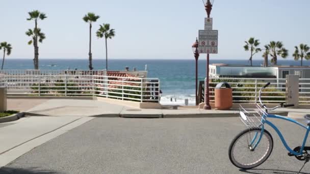 Велосипедный крейсер на берегу океана, Калифорния, побережье США. Летний цикл, лестницы и пальмы. — стоковое видео