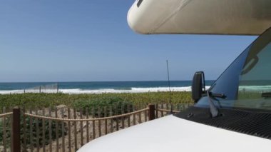 Karavan ya da yolculuk için karavan. Okyanus plajı, California USA. Kamp aracı, karavan evi..