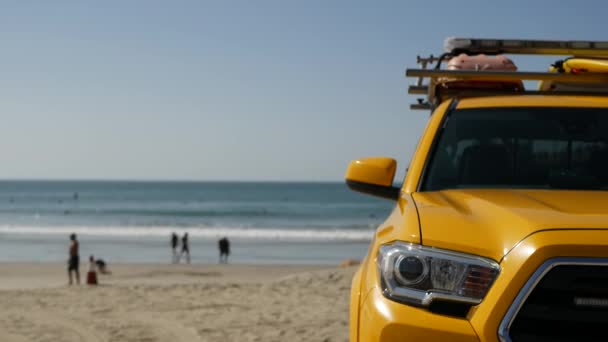 Coche salvavidas amarillo, playa del océano California USA. Camioneta de rescate, vehículo salvavidas. — Vídeos de Stock