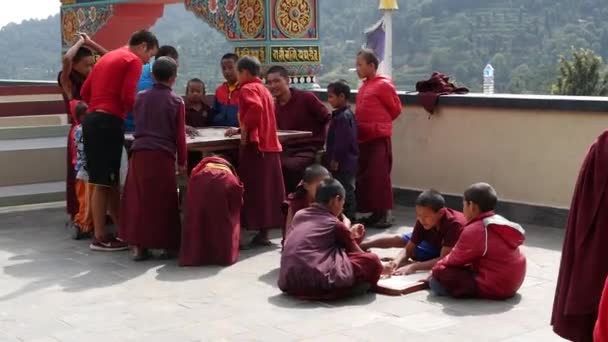 Bhaktapur Kathmandu Nepal Outubro 2018 Jovens Meninos Alegres Jogando Jogo — Vídeo de Stock