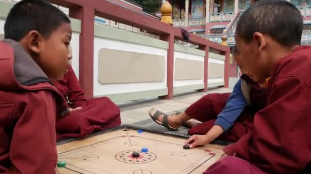 Bhaktapur Kathmandu Nepal Oktober 2018 Glada Unga Pojkar Spelar Bordsspel — Stockvideo