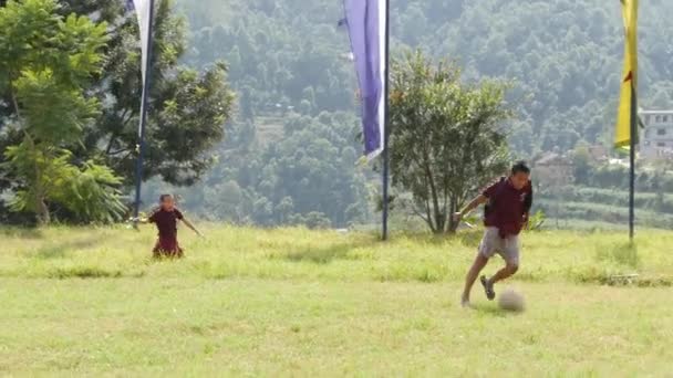 Bhaktapur Kathmandu Nepal Octubre 2018 Monjes Budistas Infantiles Jugando Fútbol — Vídeo de stock