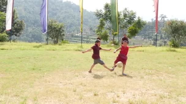 Bhaktapur Kathmandu Nepal Outubro 2018 Monges Budistas Crianças Jogando Futebol — Vídeo de Stock