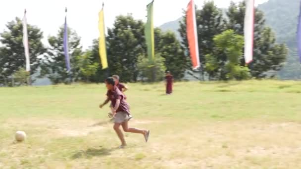 Бхактапур Катхманду Непал Октября 2018 Детские Буддийские Монахи Играют Футбол — стоковое видео