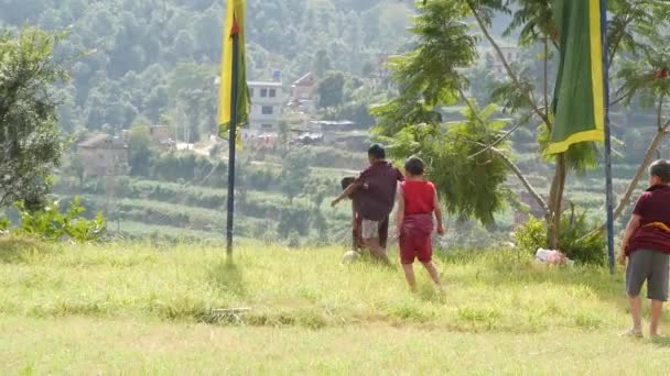 Bhaktapur Kathmandu Nepal Oktober 2018 Barnbuddistmunkar Spelar Fotboll Grön Äng — Stockvideo