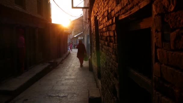 Bhaktapur Kathmandu Nepal October 2018 Pedestrians Narrow Street Sunrise 清晨时分 — 图库视频影像
