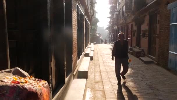 Bhaktapur Kathmandu Nepal Október 2018 Gyalogosok Keskeny Utcában Napkeltekor Etnikai — Stock videók