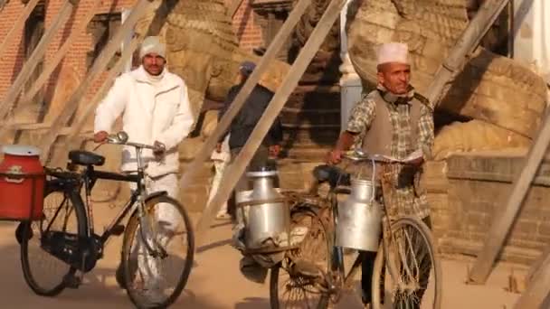 Bhaktapur Kathmandu Nepal October 2018地震後の東洋古代都市の歩行者の毎日の交通 寺の近くの通りに自転車で行く地元の新米の男 — ストック動画